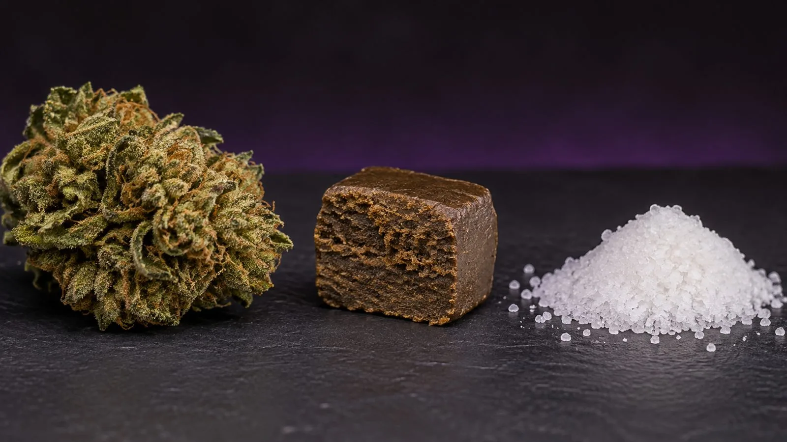 Fleur, résine et cristaux de CBD côte à côte Fleur, résine et cristaux de CBD côte à côte