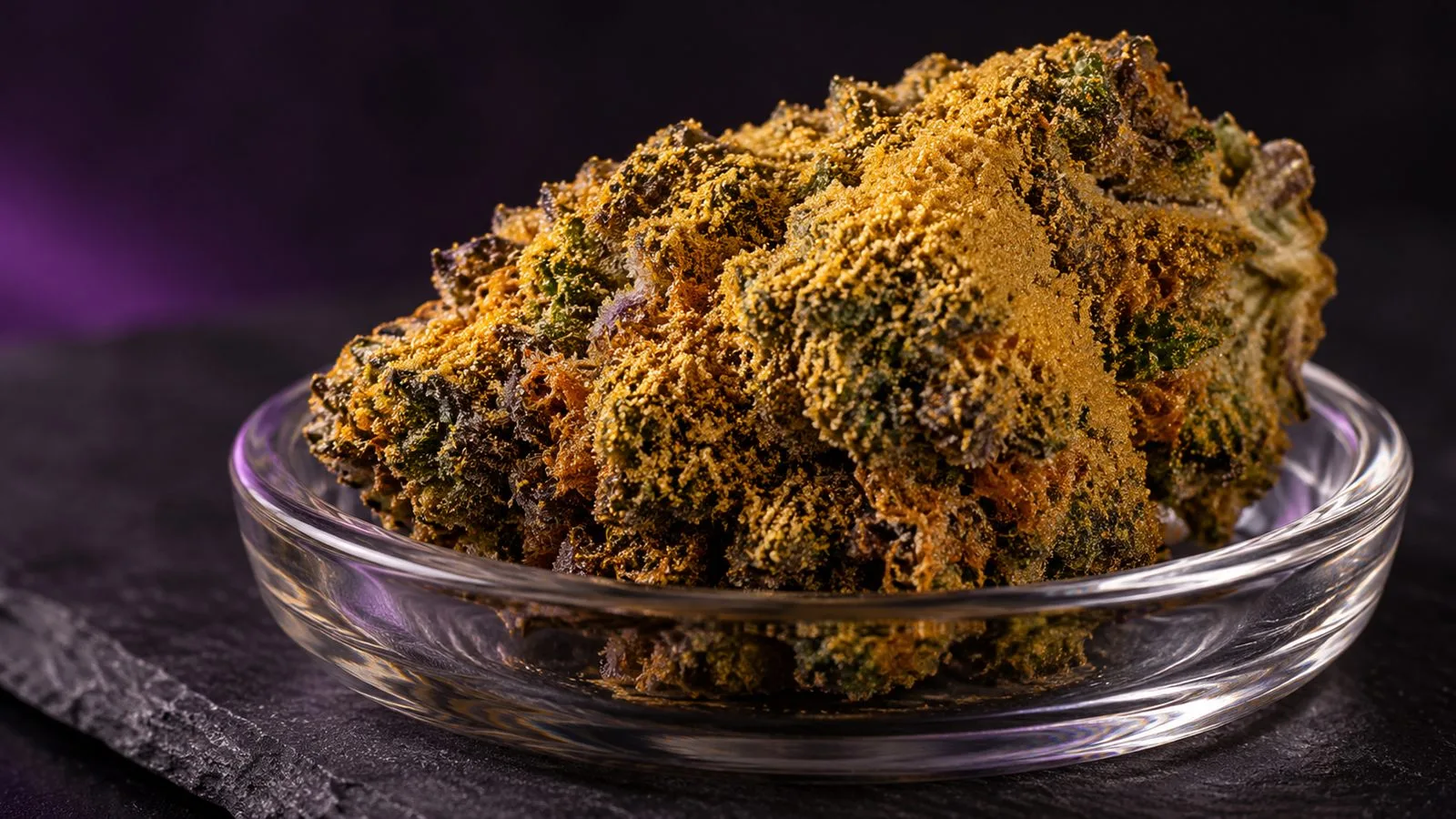 Gros plan sur un moonrock : fleur de chanvre recouverte d'une couche dorée de pollen